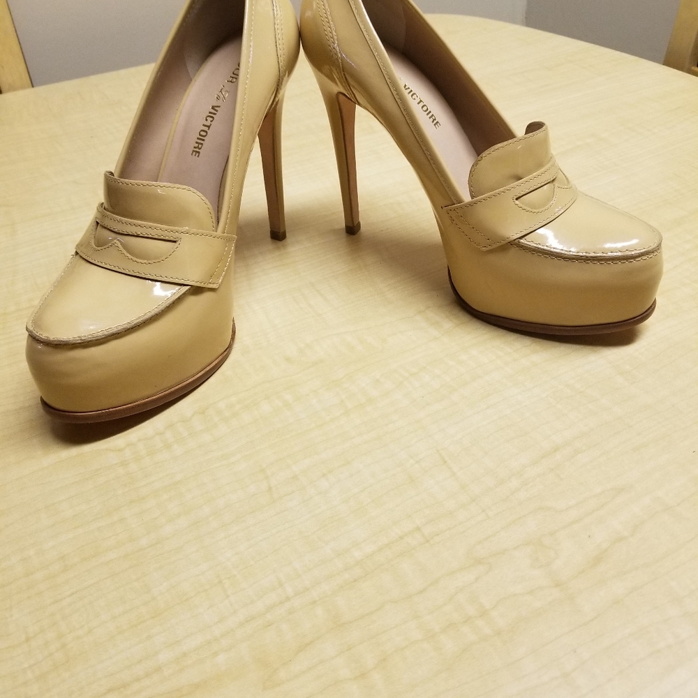 Ladies Tan Patent leather Shoes